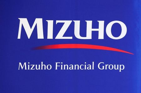 　１１月１３日、みずほフィナンシャルグループは２０２４年３月通期の連結純利益を６１００億円から６４００億円（前年比１５．２％増）に引き上げた。写真はみずほＦＧのロゴ。２０１８年８月、都内で撮影（２０２３年　ロイター/Toru Hanai）