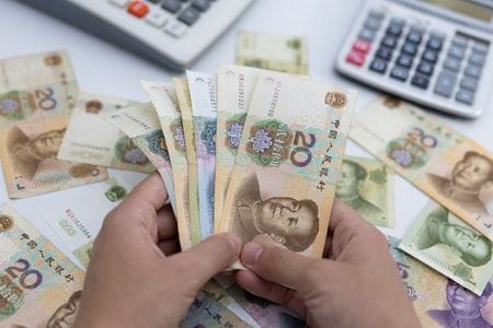 　ボストン大学が２０日に発表したデータによると、中国のアフリカ向け融資は２０２４年に２１億ドルと前年比でほぼ半減し、新型コロナウイルスの大流行（パンデミック）以降、通年で初めて減少した。写真は中国人民元紙幣。２０２２年５月撮影（２０２６年　ロイター／Dado Ruvic）