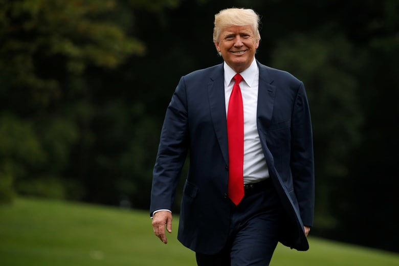 ８月１５日、トランプ米大統領は、高速道路や橋など主要な建物に対する建設許可を迅速化する大統領令に署名した。写真はワシントンで１４日撮影（２０１７年　ロイター/Jonathan Ernst）