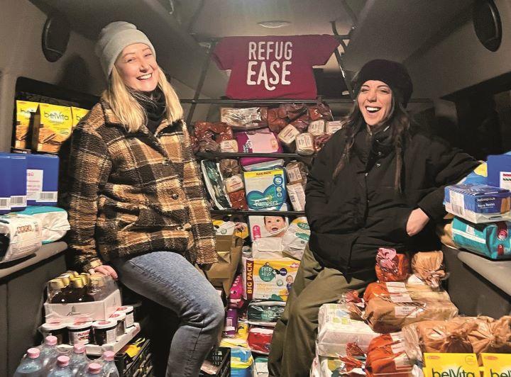 国境地帯に支援物資を届けた筆者のジェイコブソン（左）とオズボーン　REFUGEASE