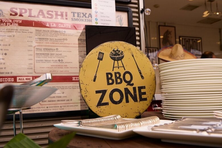 「BBQ ZONE」の看板やメニューボードなど、細部の装飾までテキサスバーベキューの世界観を演出している　井出友樹