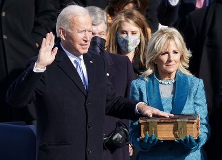 米民主党のジョー・バイデン氏（７８）が２０日、首都ワシントンの連邦議会議事堂で宣誓し、第４６代大統領に就任した（２０２１年　ロイター/KEVIN LAMARQUE）
