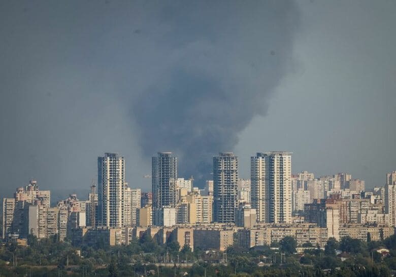 ロシアによるドローン攻撃により煙が立ち上る。キエフで8月31日撮影。REUTERS/Gleb Garanich