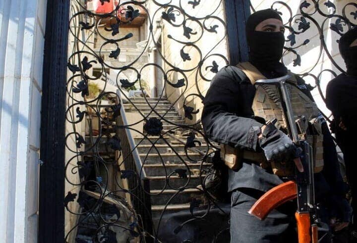 イスラエルは３日、シリアのダマスカス近郊の空軍基地と南西部への夜間の空爆について、シリア暫定政権への警告だと表明した。イスラエルに攻撃されたダマスカス拠点を警備する治安部隊、３月１３日撮影（２０２５年　ロイター/Firas Makdesi/File Photo）