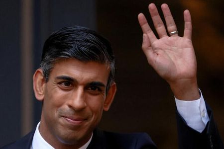 トラス英首相の後任に英史上初のインド系首相としてリシ・スナク元財務相（４２）が２５日に就任する見通しとなったことについて、アジア系コミュニティを中心に、文化的な節目と称賛する声が多数上がっている。写真は、２０２２年１０月２４日にロンドンの保守党本部の外で聴衆に手を振るスナク氏。（２０２２年　ロイター／Henry Nicholls）