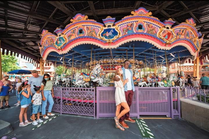 再開したディズニーワールドでもアトラクションの列では社会的距離を確保　MATT STROSHANEーWALT DISNEY WORLD RESORT/GETTY IMAGES