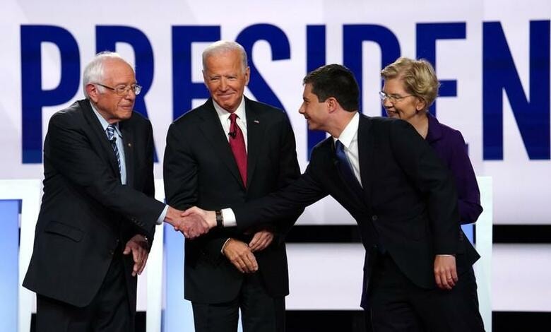トランプ米大統領がシリア北部から米軍を完全撤収したことを巡り、野党・民主党の有力大統領候補はこぞってトランプ氏を非難した。写真は10月、オハイオ州ウェスタ―ビルで行われた民主党候補者討論会に出席した（左から）サンダース氏、バイデン氏、ブティジェッジ氏、ウォーレン氏（2019年　ロイター/Shannon Stapleton）