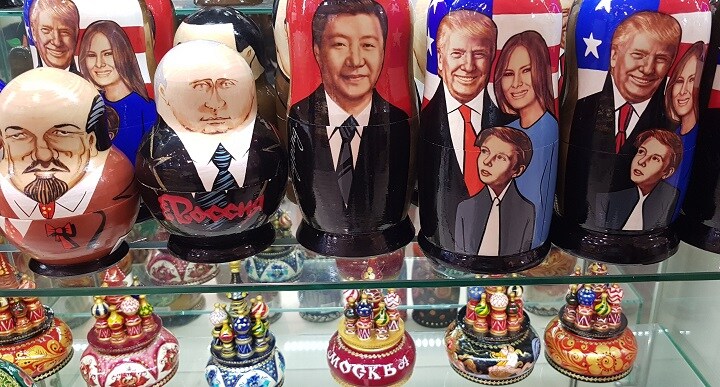 モスクワの土産物店で見かけたトランプ米大統領のマトリョーシカ人形（筆者撮影）