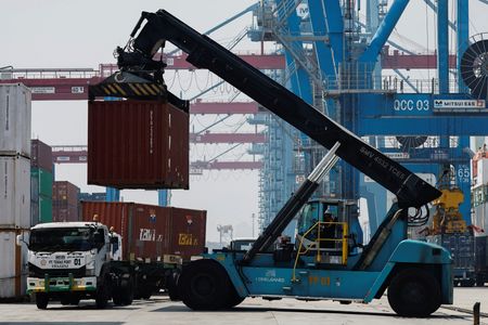 　３月１７日　インドネシア統計局が１７日発表した２月の貿易統計によると、パーム油が輸出を押し上げ、貿易収支は予想を上回る黒字となった。写真は２月１２日、ジャカルタのタンジュンプリオク港で撮影（２０２５年　ロイター／Willy Kurniawan）