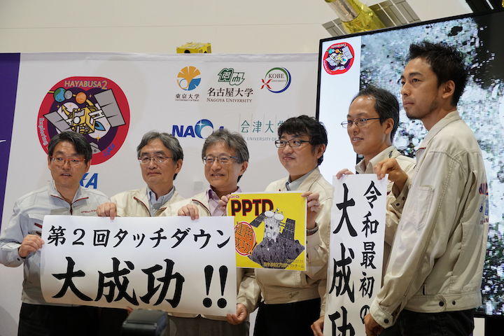 第2回目のタッチダウンを成功させたはやぶさ2プロジェクトチーム　撮影：秋山文野