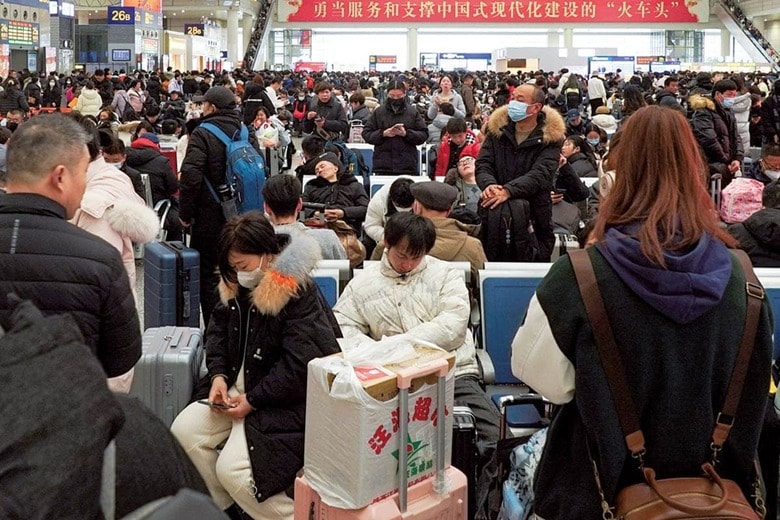 連休に伴う帰省ラッシュに沸く上海の鉄道駅　NICOCO CHANｰREUTERS
