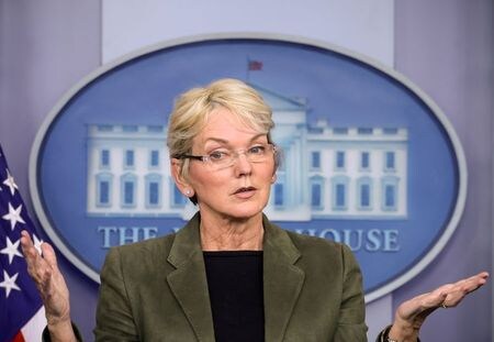１１月２３日、グランホルム米エネルギー長官はホワイトハウスでの記者会見で、戦略石油備蓄（ＳＰＲ）の放出により、今後数週間以内で米国内のガソリン価格上昇が緩和されると述べた。写真は同日、ホワイトハウスで記者会見するグランホルム長官（２０２１年　ロイター／Evelyn Hockstein）