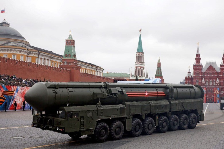 軍事パレードで披露されたICBMヤルス（2017年5月）　Maxim Shemetov-Reuters