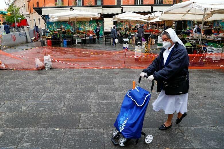 イタリアの保健当局は15日、新型コロナウイルス感染症による死者が578人増加したと発表した。前日の602人から減少したが、引き続き高水準が続いている。ローマで14日撮影（2020年　ロイター/GUGLIELMO MANGIAPANE）