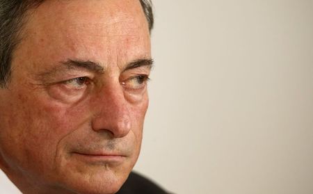 １０月２２日、欧州中央銀行（ＥＣＢ）のドラギ総裁は理事会後に開かれた記者会見で、現行の政策を１２月の次回理事会で見直す必要があると述べた。写真はバレッタで開かれたＥＣＢ理事会後に記者会見するドラギ総裁（２０１５年　ロイター/Darrin Zammit Lupi）