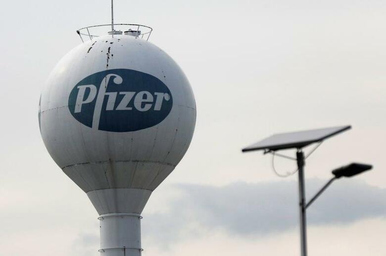 米製薬大手ファイザーと独ビオンテックは22日、米政府から19億5000万ドルを受け取り、両社が開発する新型コロナウイルスワクチン1億回分を提供する契約を締結したと発表した。メキシコ・トルーカで2018年10月撮影(2020年　ロイター/EDGARD GARRIDO)