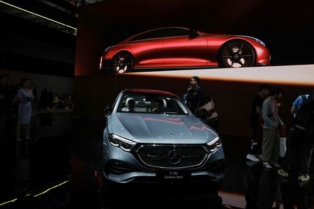 　９月１９日、ドイツ自動車大手メルセデス・ベンツは、２０２４年通年の調整後売上利益率を従来予想の１０─１１％から７．５─８．５％に下方修正した。北京で４月２５日撮影（２０２４年　ロイター/Tingshu Wang）