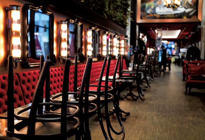 飲食店を閉鎖せよ（フランクフルトのカフェ、10月29日）　KAI PFAFFENBACH-REUTERS