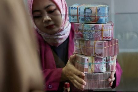 　インドネシア国会の財務委員会は、プラボウォ大統領のおいであるトマス・ジワンドノ副財務相を中央銀行理事に指名する人事案を承認した。同委員会の委員長が２６日明らかにした。ジャカルタで２０２５年４月撮影（２０２６年　ロイター／Willy Kurniawan）