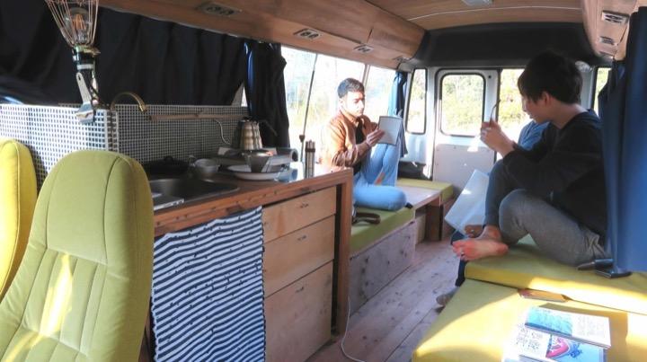 大型バンなどを、暮らしや仕事の場に利用する人たちがじわじわと増えている。写真は旅をしながら旅行アプリを作っているON THE TRIP のバン（写真：筆者撮影）