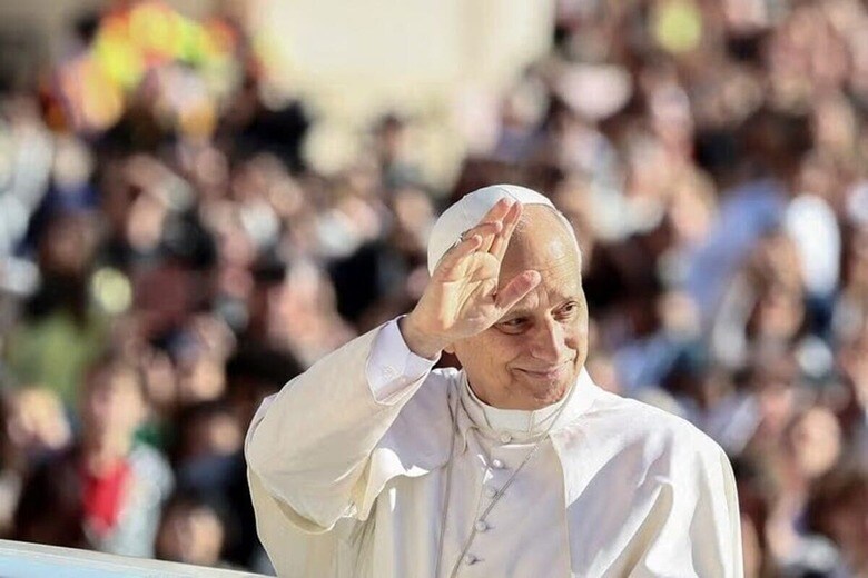 １０月８日、ローマ教皇レオ１４世（写真）はバチカン（ローマ教皇庁）を訪れた米国の司教らに対し、トランプ大統領の強硬政策による移民の扱いに断固たる姿勢で取り組むべきだと訴えた。写真は８日、バチカンのサン・ピエトロ広場で撮影（２０２５年　ロイター/Yara Nardi）