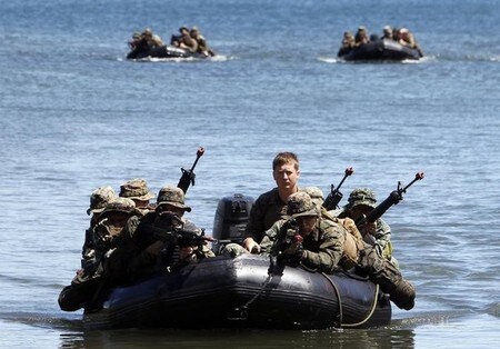 １１月２２日、フィリピンと米国の軍高官が合同軍事演習の規模縮小について合意した。協議に参加したフィリピン軍高官が明らかにした。写真は２０１２年４月の合同演習で撮影（２０１６年　ロイター/ROMEO RANOCO）