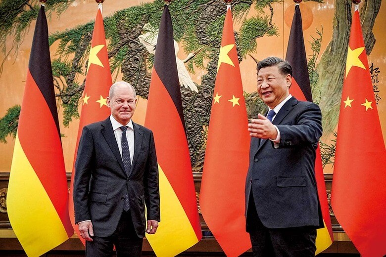 11月4日、北京で中国の習近平国家主席（右）との会談に臨むショルツ独首相。習が異例の3期目の共産党総書記就任を果たしてから中国を訪問した初の主要国首脳となった　KAY NIETFELDｰPOOLｰREUTERS