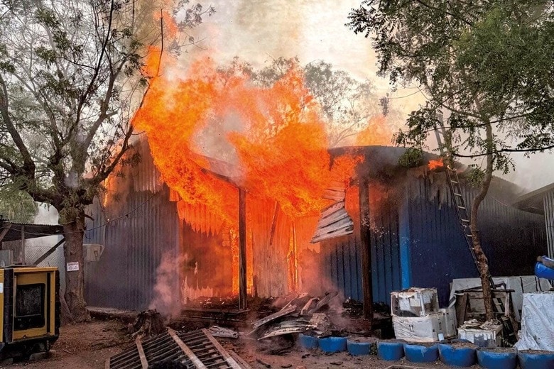 爆撃され炎上する南スーダンの病院　MEDECINS SANS FRONTIERESｰHANDOUTｰREUTERS