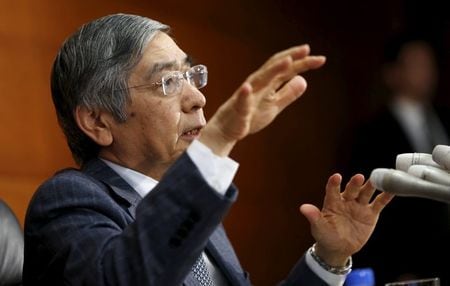 　１２月１８日、日銀の黒田東彦総裁（写真）は金融政策決定会合後の会見で、同日打ち出した設備・人材投資に積極的な企業を支援する形の株式購入拡大は、安倍晋三政権の「サポートではない」と明確に否定した（２０１５年　ロイター/Toru Hanai）