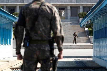 　９月１４日、韓国と北朝鮮は１４日、北朝鮮南西部の開城（ケソン）工業団地内に、共同連絡事務所を開所する。写真は板門店の非武装地帯（ＤＭＺ）で４月撮影（２０１８年　ロイター／Kim Hong-Ji）
