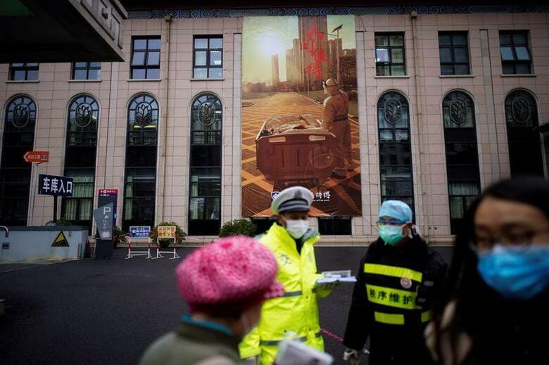 中国国家衛生健康委員会が15日公表したデータによると、中国本土での新型コロナウイルスの新たな感染状況は、海外から入国した感染者の数が2日連続で国内感染者数を上回った。上海で13日撮影（2020年　ロイター/Aly Song）