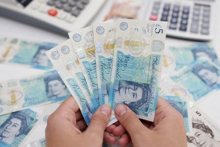 ５日の外為市場で、英ポンドが対ドルで２年ぶりの安値に下落した。５月３０日撮影（２０２２ 年　ロイター／Dado Ruvic/Illustration）