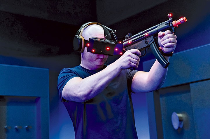 ヘッドセットでは目の前に210度のパノラマ映像が広がる　IMAX VR