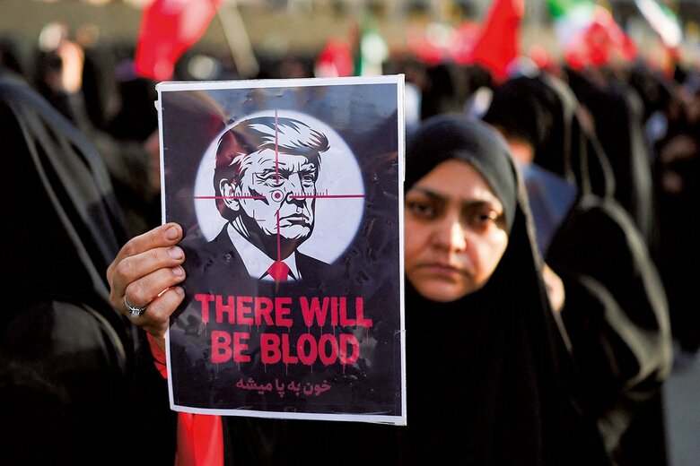 故ハメネイ師の葬儀でトランプへの報復を訴える女性（7月4日、テヘラン）　MOHAMMED SALEM-REUTERS
