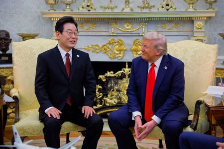 写真は韓国の李在明大統領とトランプ米大統領。8月25日、ソウルで撮影。REUTERS/Brian Snyder