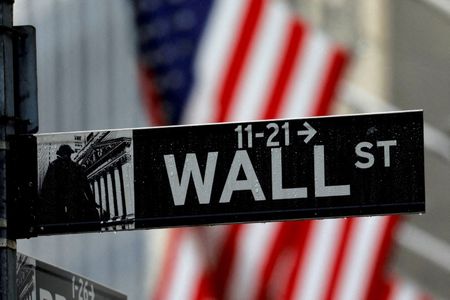 米国株式市場はＳ＆Ｐ総合５００種とナスダック総合が下落して取引を終えた。四半期決算を受けたテスラとネットフリックスの下げが重しとなった。一方、ジョンソン・エンド・ジョンソン（Ｊ＆Ｊ）が好調な通気見通しを背景に買われ、ダウ工業株３０種は９連騰を記録した。（２０２３年　ロイター／Mike Segar）