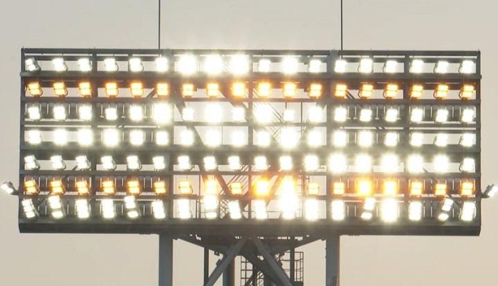 LED化された甲子園球場のカクテル光線（パナソニック エレクトリックワークス社提供）