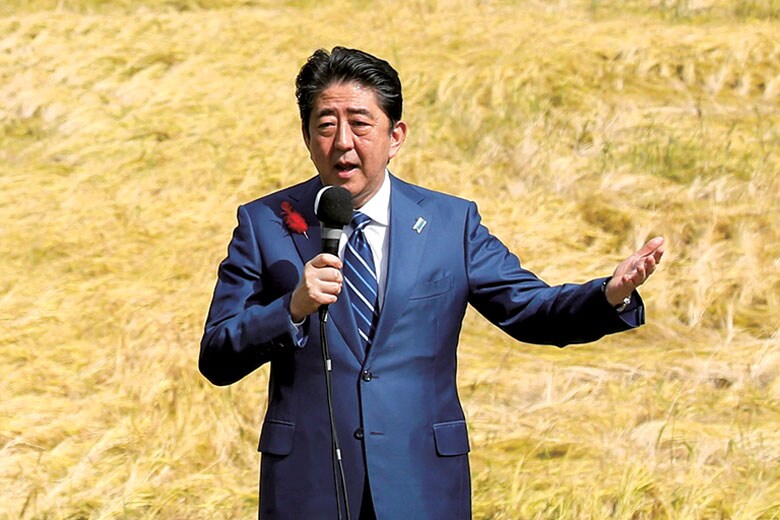 東日本大震災の被災地福島で政策を訴える安倍晋三首相（17年10月）　Toru Hanai-Reuters