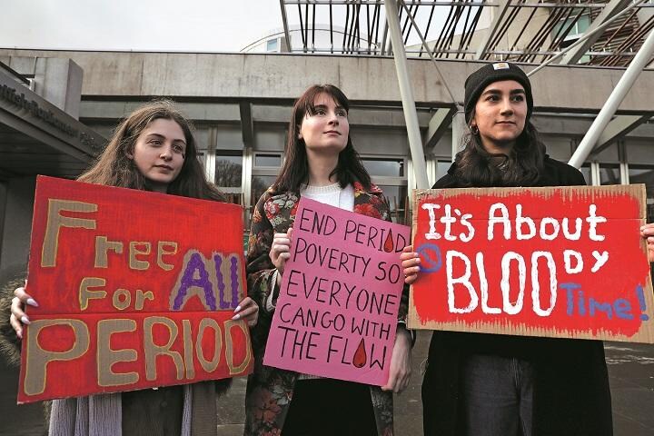 スコットランドで生理用品法案への支持を訴える人々　ANDREW MILLIGANーPA／AFLO