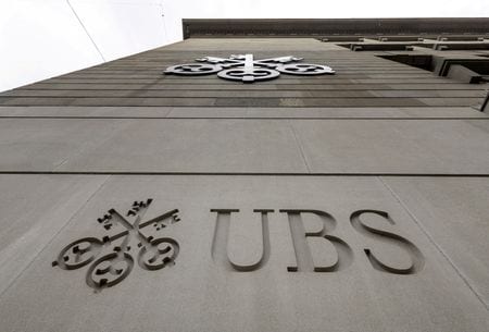 　スイスの金融大手ＵＢＳのセルジオ・エルモッティ最高経営責任者（ＣＥＯ）は３日、クレディ・スイスとの統合が５月末または６月初旬までに完了するよう取り組んでいると述べた。チューリヒで開催された会合で述べた。３月撮影（２０２３年　ロイター／Denis Balibouse）