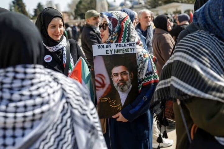 米国務省は１３日、イランの軍事・情報機関の高官に関する情報提供に対し、最大１０００万ドルの報奨金を支払うと発表した。対象にはイランの新たな最高指導者モジタバ・ハメネイ師も含まれている。３月１３日、トルコのイスタンブールで撮影（２０２６年　ロイター／Murad Sezer）