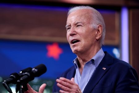 バイデン米大統領は４日、同日の独立記念日の祝日にかけ国内で銃乱射事件が相次ぎ、少なくとも１０人が死亡したことを受け、「米地域社会を引き裂く銃による暴力の蔓延」に対処するためにさらに多くの行動が必要と訴えた。写真は７月４日、ワシントンのアイゼンハワー行政府ビルで行われた全米教育協会（ＮＥＡ）のイベントに出席するバイデン大統領（２０２３年　ロイター／Julia Nikhinson）