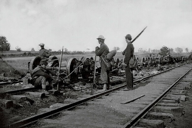 南北戦争中の1862年、破壊された鉄道車両と兵士たち（バージニア州）　BUYENLARGE-ZUMA-REUTERS