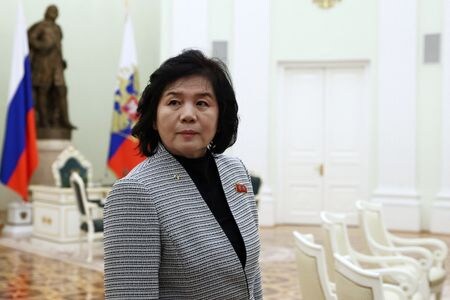 　在北朝鮮ロシア大使館は１６日、北朝鮮の崔善姫外相（写真）がロシアのサンクトペテルブルクで開催される「第４回ユーラシア女性フォーラム」と「ＢＲＩＣＳ（主要新興国）女性フォーラム」に出席するため、ロシアに向かったと明らかにした。写真はモスクワで１月代表撮影（２０２４年　ロイター）