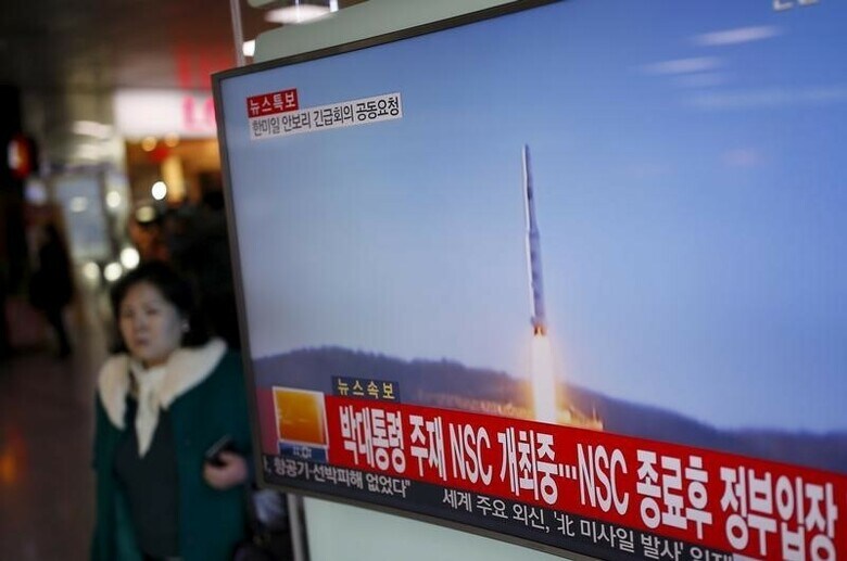 ２月７日、北朝鮮の事実上のミサイル発射について、中国の国営新華社通信は、朝鮮半島の緊張を高めると論評した。写真はミサイル発射を伝えるテレビ映像。韓国の首都ソウルで撮影（２０１６年　ロイター/Kim Hong-Ji）