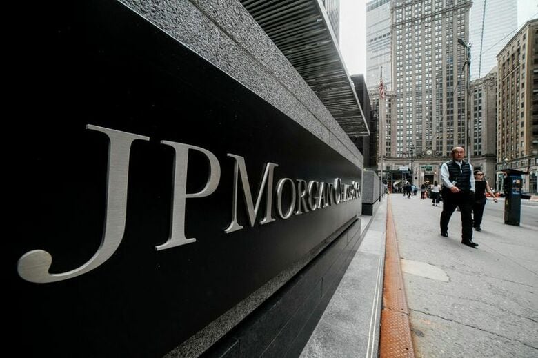 米ニューヨークのJPモルガン本社前。４月撮影。REUTERS/Eduardo Munoz/File Photo