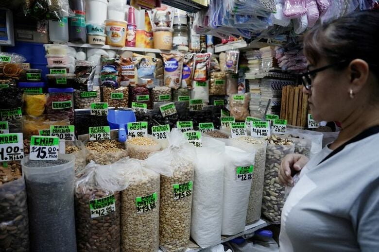 ペルーのリマにある市場で買い物をする人。2025年1月30日撮影。REUTERS/Angela Ponce