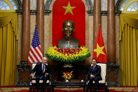 米商務省が８日に開いたベトナムの「市場経済国」認定の是非を巡る公聴会で、専門家や産業界の代表者らが意見を表明した。賛成派はベトナムが認定基準を満たしていると主張したが、反対派からはベトナムと中国の経済関係の深さを懸念し、米国に悪影響が及ぶとの見方などが出ている。写真は会談するボー・バン・トゥオン国家主席（右）とバイデン米大統領。２０２３年９月、ハノイで撮影（２０２４年　ロイター/Evelyn Hockstein）
