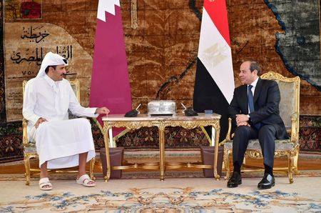 エジプトのシシ大統領（右）は、カタールのタミム首長（左）と会談し、パレスチナ自治区ガザにおける暴力の鎮静化や人道支援の提供、人質解放の仲介に向けて協議した。１０日、カイロで撮影（２０２３年　ロイター/
