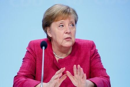 ６月２１日、ドイツのメルケル首相（写真）が属する保守連合、キリスト教民主・社会同盟（ＣＤＵ・ＣＳＵ）は２１日、９月の総選挙に向けた選挙マニフェストを公表し、減税と引き締め財政を公約とした。ベルリンで代表撮影（２０２１年　ロイター）
